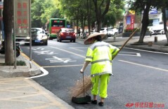 秋日坚守扮靓城市 环卫工人守护文明市容