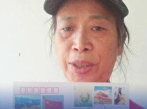六旬奶奶奔走二十余载，收藏袁老邮品数千枚