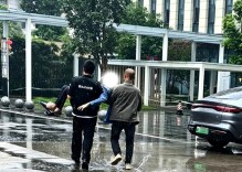 雨中百米奔跑！保安班长为抽搐老人“抢”出生命时间