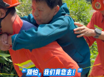 “别怕，我们背您去！”桂东消防员护送因灾被困老人及时就医
