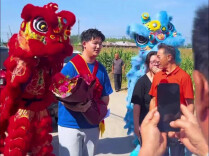 儿子被世界顶尖名校录取，71岁寇振海率全家高调回乡祭祖