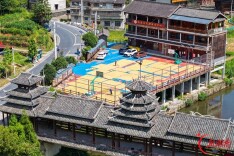 球场变晒场