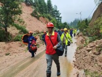 桂东村民为供电抢修队带路：“跟我走！山里的每道弯我都熟”