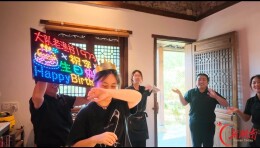 新闻特写｜“闺女”17岁的生日，“覃妈妈”陪她点亮烛光
