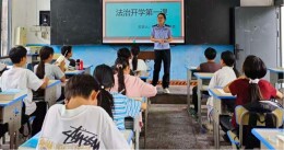法治护花蕾 平安伴成长——龙山县洗洛镇初级中学联合司法局开展防性侵主题班会