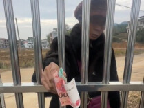 替亡子还清19笔旧债，独臂老人点亮的“诚信的灯”，照亮了校园，也感染着乡邻｜26℃