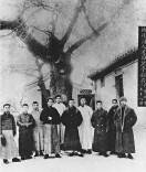 1920年，青年毛泽东在北京这座古刹前留下合影