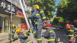 新晃开展高层拉梯救援专项演练 筑牢老旧楼栋安全防线