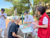 上门义剪纾民困 便民服务润夕阳
