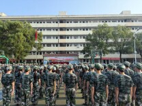 郴州综合职业中专举行2026级新生军训结营仪式