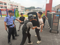 石门县白云镇完小用一场反恐演练筑牢“心”防线