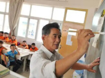 三湘时评丨不止于致敬，更要为教师“托底”