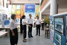 周健走访慰问一线教师代表