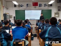 “一株小草”守讲台，三十二年护花开——记全国优秀教师段浩瀚