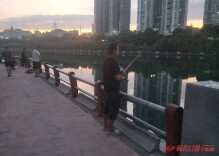 河畔晚风拂岸 怀化市民垂钓乐享黄昏闲趣