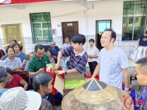 情暖金秋送关怀 节前慰问暖民心