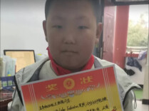 小孩哥手搓土豆丝给老师当礼物，老师颁发手写”厨香少年“奖状
