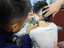 耳钉久戴难以摘除，消防员“绣花式”操作太贴心