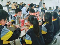 娄底先锋实验学校：守护舌尖温暖，增设家长送餐就餐区