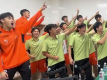 邵阳客场胜郴州暂列第一，队员在更衣室跳胜利之舞