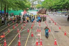 “华农军训教骑电动车”引热议，上学先学会骑车、租房、看医保，当代年轻人到底有多需要一堂“社会常识课”？