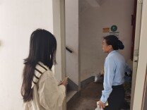 网格接诉速行动 清理楼道“生命通道”