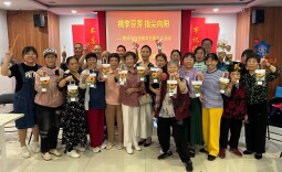 银发园丁赴花约！怡海社区巧手制花致敬退休老教师