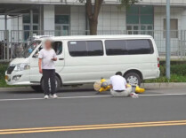 男子骑车开视频会议导致撞车，摔在地上还在忙工作 交警：男子主责