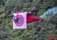 16位飞手化身“空中人箭”角逐“翼装精准之王”