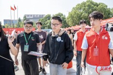 全网关注的“八个鸡蛋”少年贺永辉开学报到