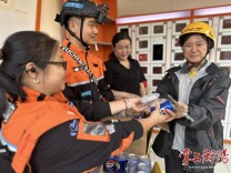 中秋佳节将至，爱心企业送上月饼致敬骑手