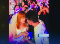 谢霆锋演唱会“kisscam”环节，有情侣当场求婚甜蜜爆表