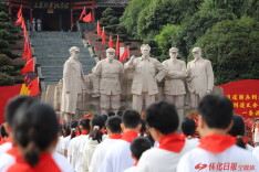 遨游太空的少先队队旗在通道转兵纪念馆接力传递