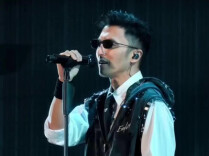 谢霆锋长沙演唱会出场，黑色马甲+墨镜帅炸了