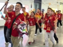 长沙球迷手持稻穗抵达，与怀化球迷喊话太燃了