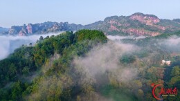 丹峰秋色揽云来