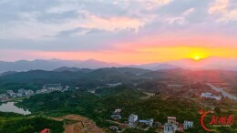 霞染田园