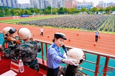 长沙交警给高校新生送“平安礼包”