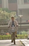 84岁清华教授，骑车上“早八”、连站三小时……