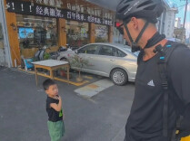 周末·趣闻丨黄山4岁半男孩餐馆门口“揽客”走红，被拒还会邀约“那明天上我家吃呀”