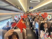 高铁车厢变“移动课堂”  武冈二中学子“我的韶山行”沉浸式演绎红色故事