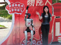 无人机送行李、无人车接驳、机器人跳舞！这所学校“黑科技”迎新太拉风