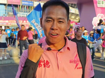 常德队与永州队即将开踢 袁露为常德队加油打气