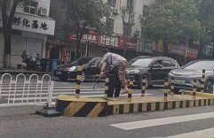暖心弯腰“帅”全城！辅警杨小华背老人过马路刷屏网络