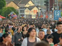 陶瓷产值超800亿的瓷都，为什么要陪年轻人“抓猪捡瓷器”？