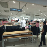 多品类服饰打折促销 换季消费市场热度升温