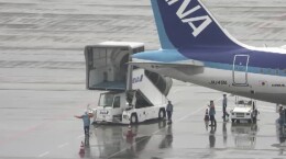 日本福冈机场发生拖车与客机相撞事故