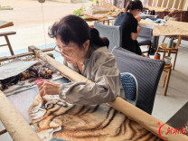山水“湘”赠｜借力国际展会频繁出圈 “针尖芭蕾”绣出全球订单