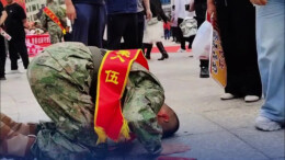 亲人恋恋不舍纷纷递上红包，新兵郑重脱帽伏地跪别亲人