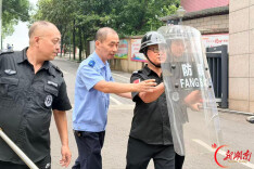 湘钢一中教育集团市七中校区开展反恐防暴演练